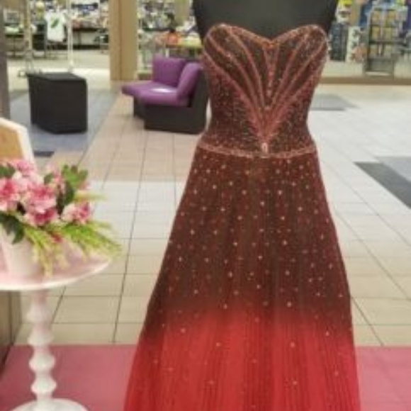 💲Sale💲❤️Gorgeous Sequined & Beaded Ball Room Gown❤️ - Picture 3 of 4